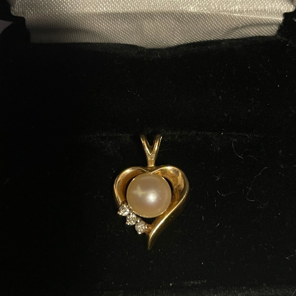 Gold pendant with real pearl
